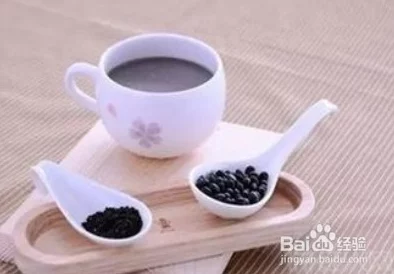 男生和女生一起努力做豆浆，展现团队合作精神与美味生活的完美结合，共同体验传统饮品的制作乐趣