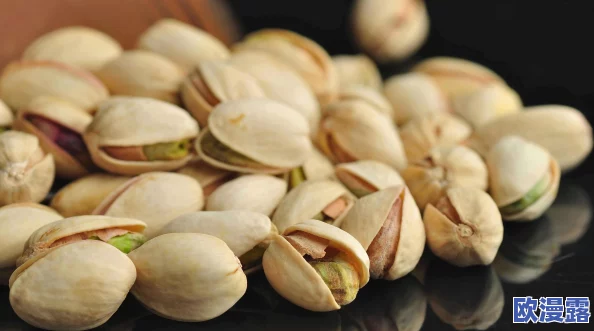 胡桃座旅行者吃胡萝卜，分享独特的美食体验与旅途中的趣事，引发网友热议和关注